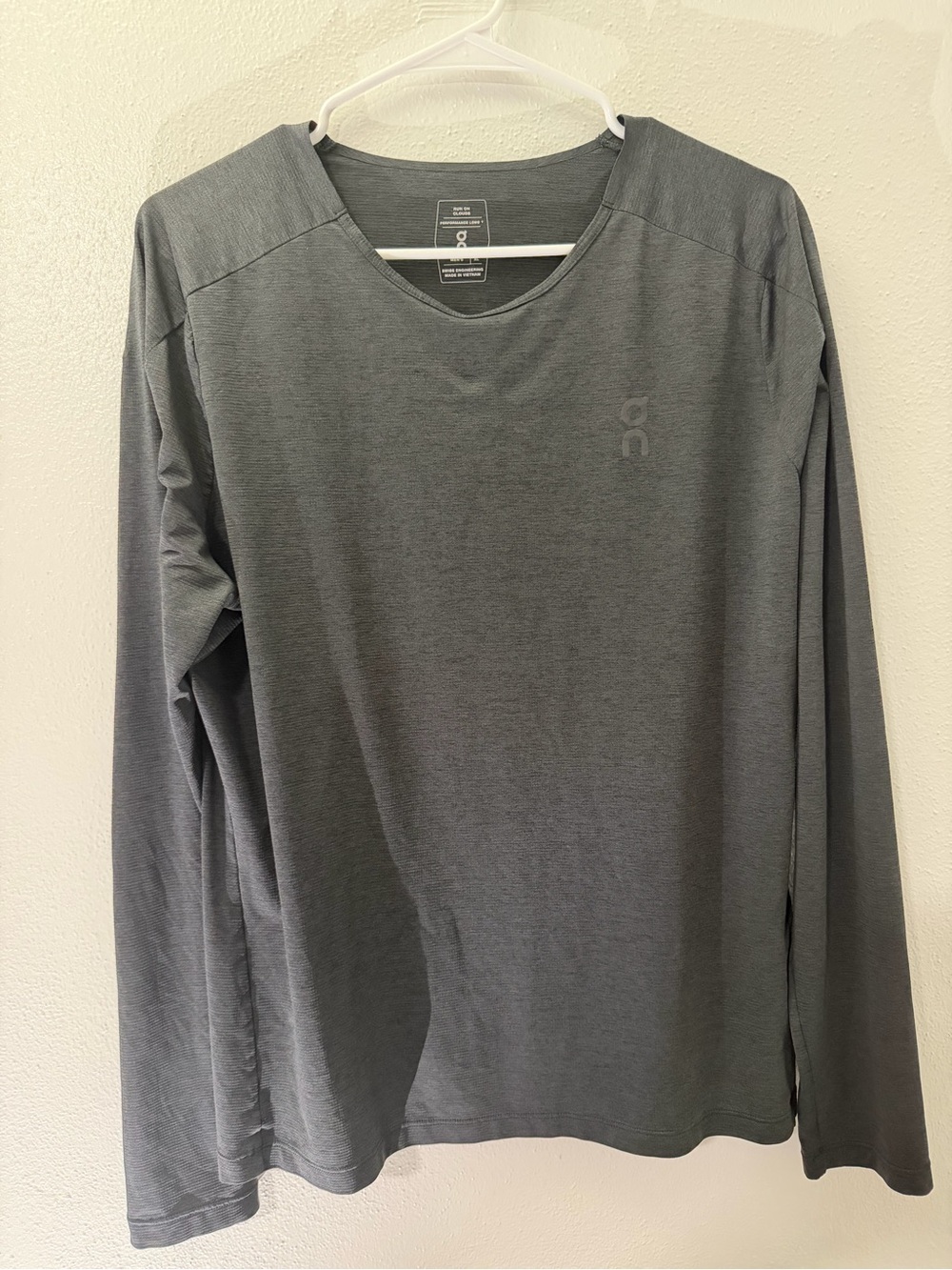 On Running Men's Long Sleeve Performance Tee in Charcoal Gray
